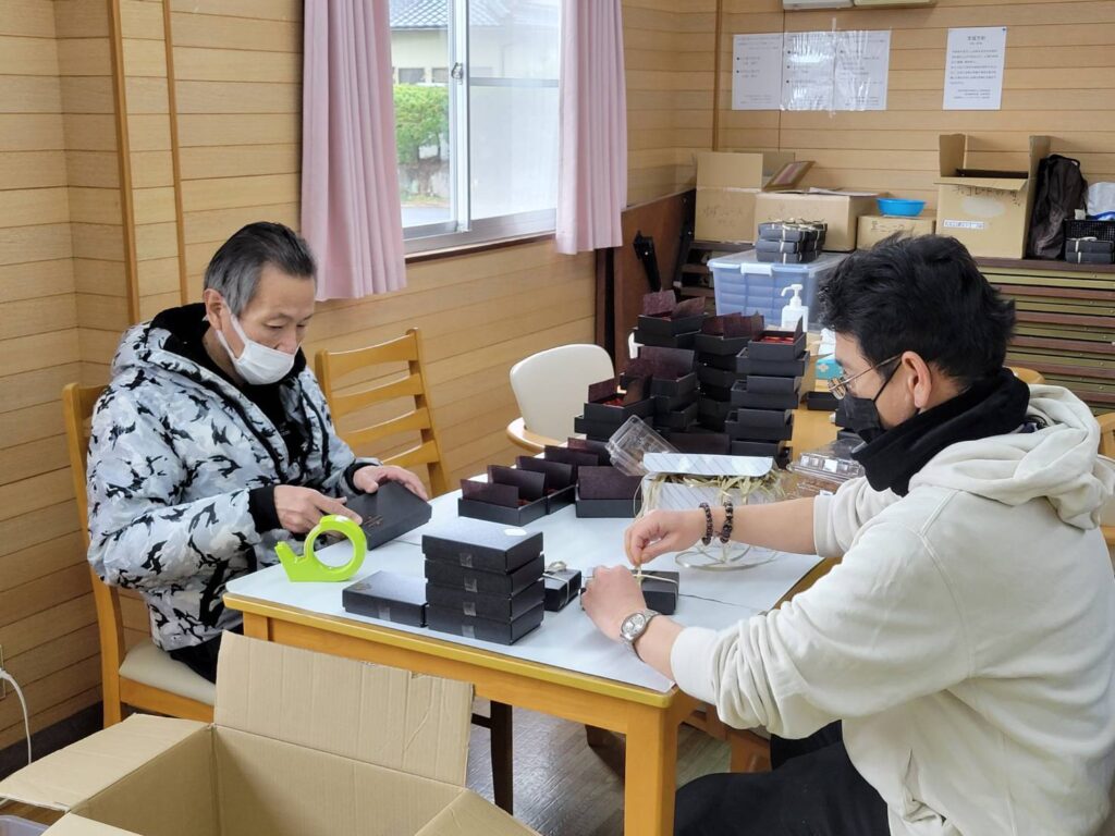 就労継続支援B型事業所、桃源郷ユニバーサルデザイン案内所、紀の川市、岩出市、和歌山市、作業風景