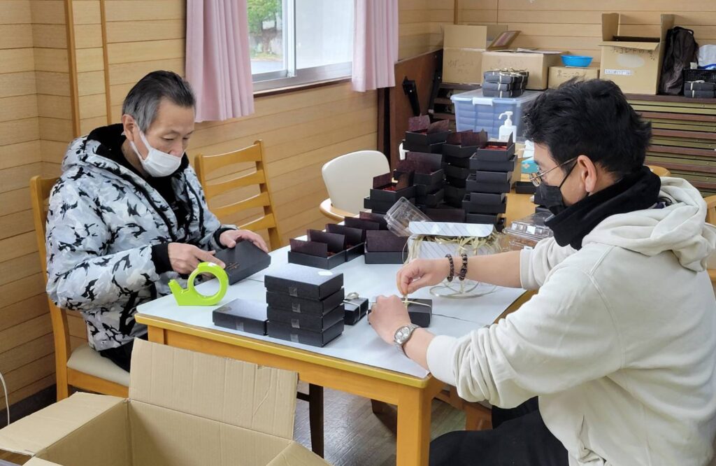 箱の組み立て作業　就労継続支援B型事業所　和歌山県紀の川市貴志川町　三敬福祉会